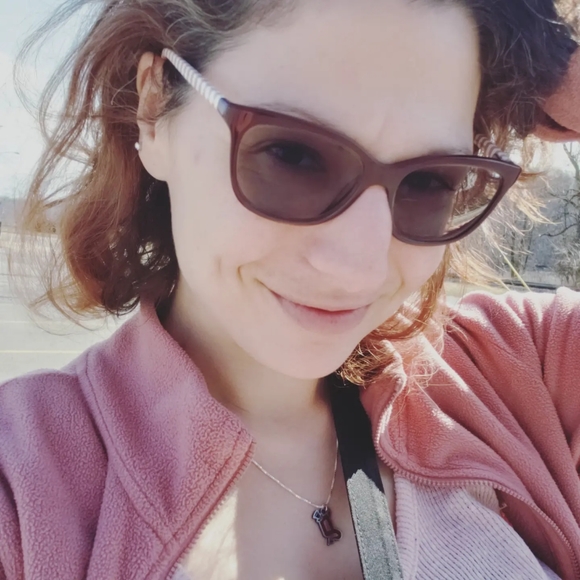 Meet your Posher, Danielle - Picture 2 of 3